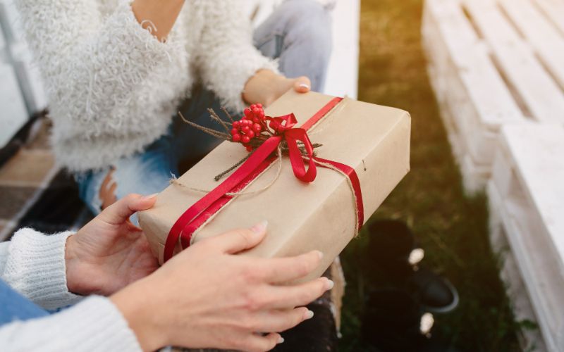 15 Tips on How to Make Personalized Wedding Gifts